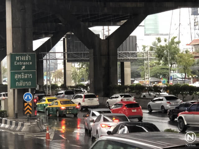 ฝนตก-รถติด ถนนวิภาวดีขาเข้ายังหนึบ