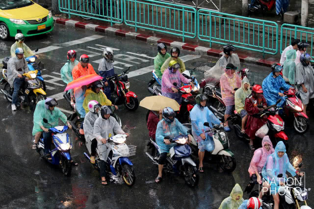 อโศก-เพชรบุรีหนึบ! หลังฝนถล่มกรุง
