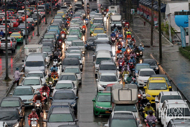 อโศก-เพชรบุรีหนึบ! หลังฝนถล่มกรุง
