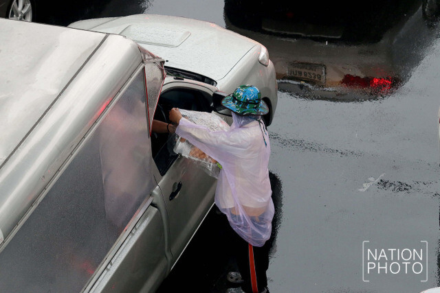 อโศก-เพชรบุรีหนึบ! หลังฝนถล่มกรุง