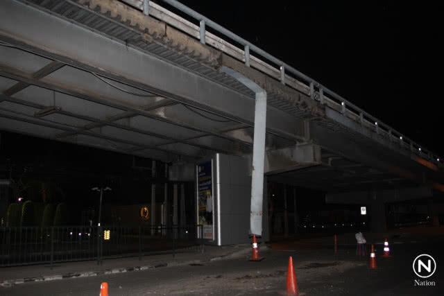 แผงเหล็กกั้นขอบสะพานแยกอโศก-เพชรบุรี หลุดห้อย!