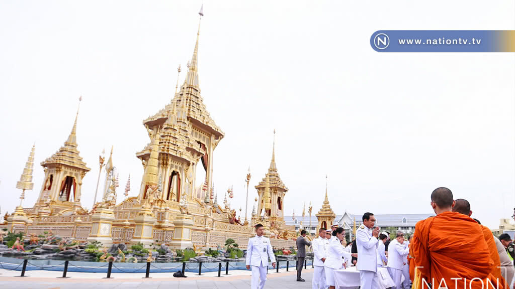 นายกฯ ทำพิธีทำบุญตักบาตร อุทิศถวายเป็นพระราชกุศลแด่รัชกาลที่ 9 บวงสรวงการรื้อถอนพระเมรุมาศ