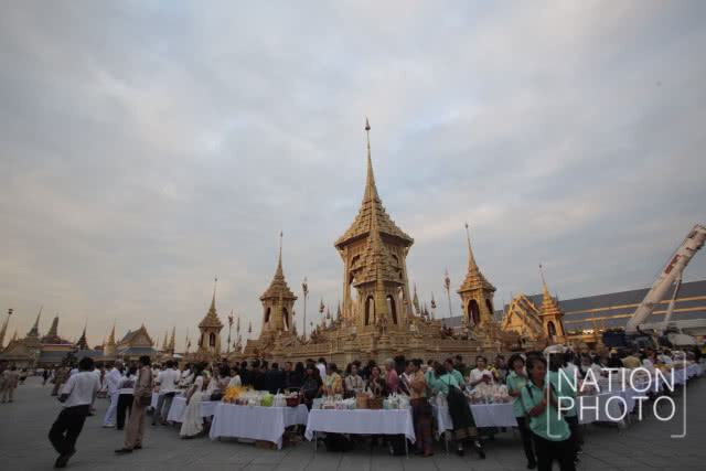 นายกฯ ทำพิธีทำบุญตักบาตร อุทิศถวายเป็นพระราชกุศลแด่รัชกาลที่ 9 บวงสรวงการรื้อถอนพระเมรุมาศ