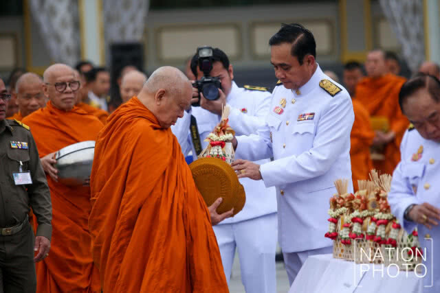 นายกฯ ทำพิธีทำบุญตักบาตร อุทิศถวายเป็นพระราชกุศลแด่รัชกาลที่ 9 บวงสรวงการรื้อถอนพระเมรุมาศ