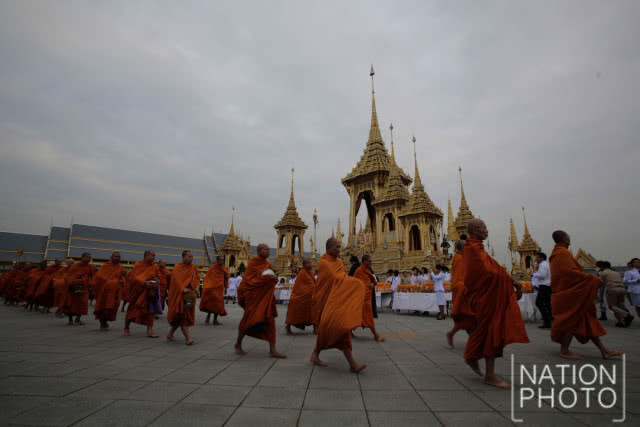 นายกฯ ทำพิธีทำบุญตักบาตร อุทิศถวายเป็นพระราชกุศลแด่รัชกาลที่ 9 บวงสรวงการรื้อถอนพระเมรุมาศ