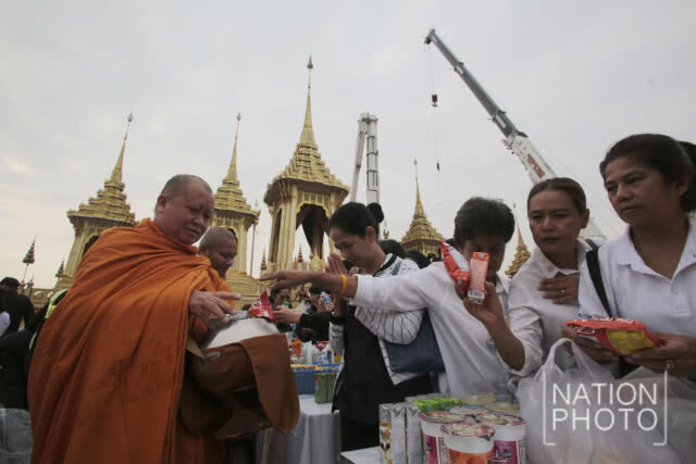 นายกฯ ทำพิธีทำบุญตักบาตร อุทิศถวายเป็นพระราชกุศลแด่รัชกาลที่ 9 บวงสรวงการรื้อถอนพระเมรุมาศ