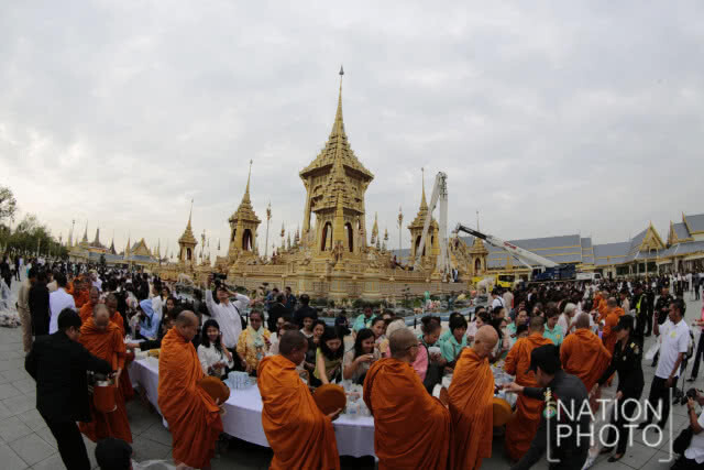 นายกฯ ทำพิธีทำบุญตักบาตร อุทิศถวายเป็นพระราชกุศลแด่รัชกาลที่ 9 บวงสรวงการรื้อถอนพระเมรุมาศ