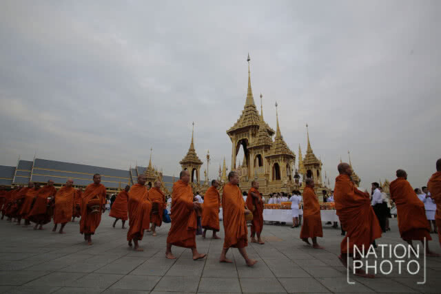 นายกฯ ทำพิธีทำบุญตักบาตร อุทิศถวายเป็นพระราชกุศลแด่รัชกาลที่ 9 บวงสรวงการรื้อถอนพระเมรุมาศ