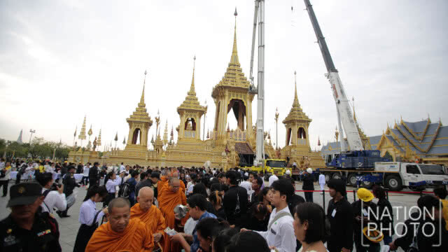 นายกฯ ทำพิธีทำบุญตักบาตร อุทิศถวายเป็นพระราชกุศลแด่รัชกาลที่ 9 บวงสรวงการรื้อถอนพระเมรุมาศ