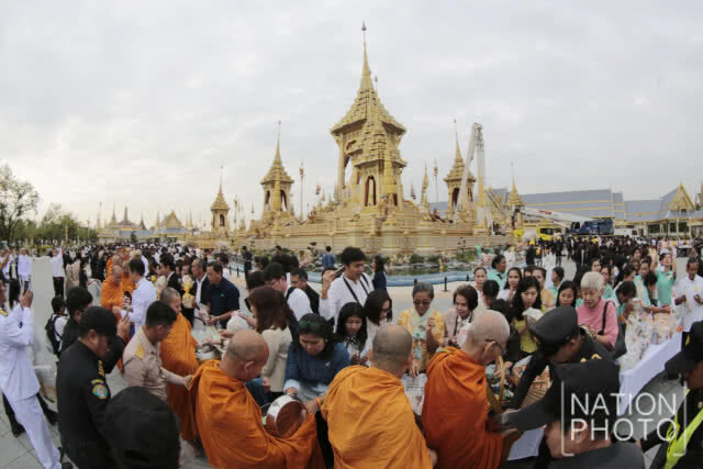 นายกฯ ทำพิธีทำบุญตักบาตร อุทิศถวายเป็นพระราชกุศลแด่รัชกาลที่ 9 บวงสรวงการรื้อถอนพระเมรุมาศ
