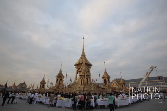 นายกฯ ทำพิธีทำบุญตักบาตร อุทิศถวายเป็นพระราชกุศลแด่รัชกาลที่ 9 บวงสรวงการรื้อถอนพระเมรุมาศ
