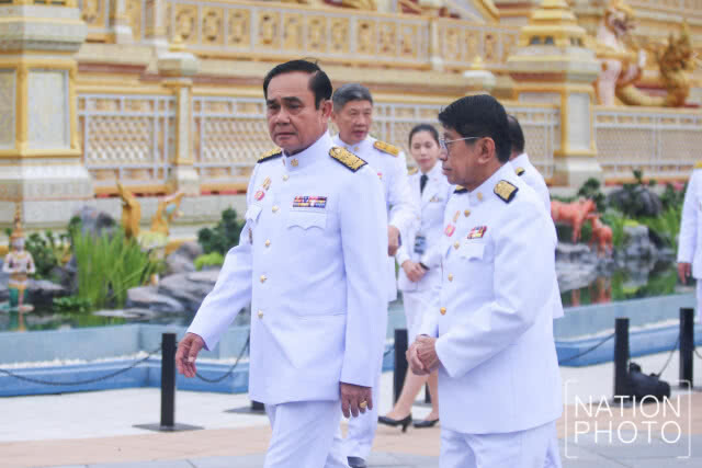 นายกฯ ทำพิธีทำบุญตักบาตร อุทิศถวายเป็นพระราชกุศลแด่รัชกาลที่ 9 บวงสรวงการรื้อถอนพระเมรุมาศ