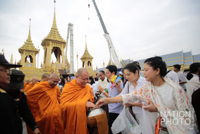 นายกฯ ทำพิธีทำบุญตักบาตร อุทิศถวายเป็นพระราชกุศลแด่รัชกาลที่ 9 บวงสรวงการรื้อถอนพระเมรุมาศ