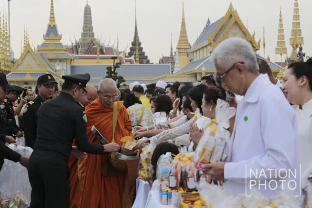 นายกฯ ทำพิธีทำบุญตักบาตร อุทิศถวายเป็นพระราชกุศลแด่รัชกาลที่ 9 บวงสรวงการรื้อถอนพระเมรุมาศ