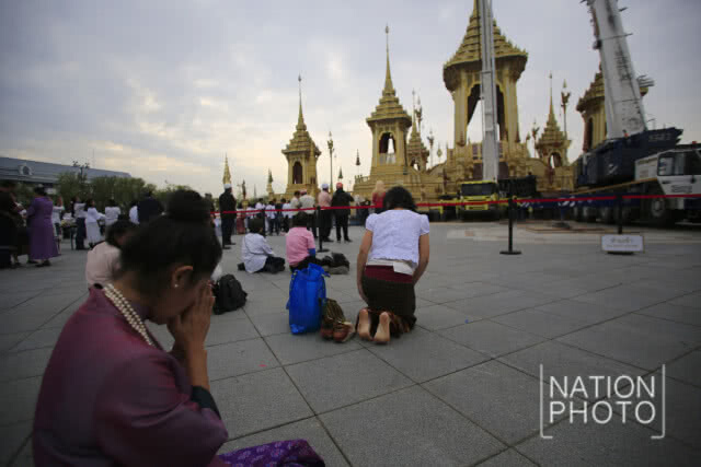 นายกฯ ทำพิธีทำบุญตักบาตร อุทิศถวายเป็นพระราชกุศลแด่รัชกาลที่ 9 บวงสรวงการรื้อถอนพระเมรุมาศ