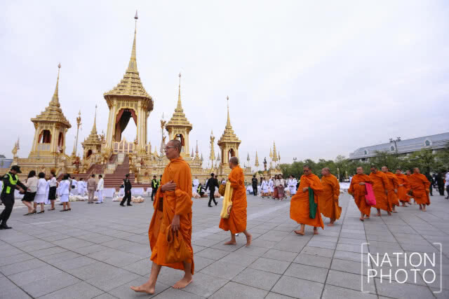 นายกฯ ทำพิธีทำบุญตักบาตร อุทิศถวายเป็นพระราชกุศลแด่รัชกาลที่ 9 บวงสรวงการรื้อถอนพระเมรุมาศ