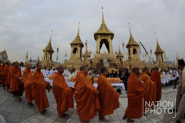 นายกฯ ทำพิธีทำบุญตักบาตร อุทิศถวายเป็นพระราชกุศลแด่รัชกาลที่ 9 บวงสรวงการรื้อถอนพระเมรุมาศ