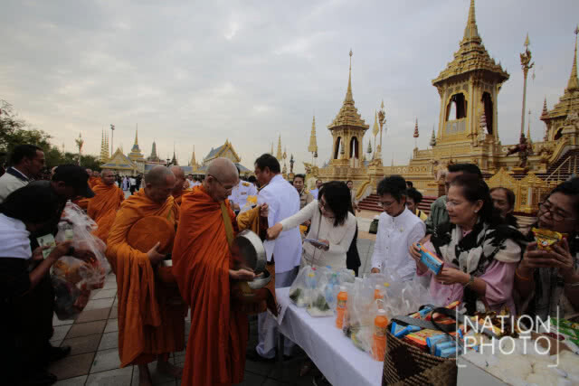 นายกฯ ทำพิธีทำบุญตักบาตร อุทิศถวายเป็นพระราชกุศลแด่รัชกาลที่ 9 บวงสรวงการรื้อถอนพระเมรุมาศ