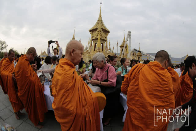 นายกฯ ทำพิธีทำบุญตักบาตร อุทิศถวายเป็นพระราชกุศลแด่รัชกาลที่ 9 บวงสรวงการรื้อถอนพระเมรุมาศ