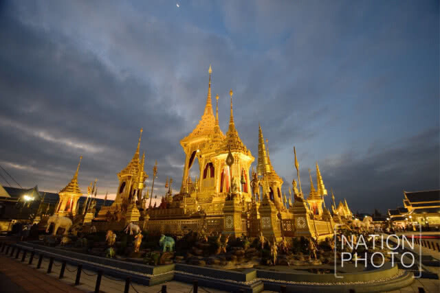 นายกฯ ทำพิธีทำบุญตักบาตร อุทิศถวายเป็นพระราชกุศลแด่รัชกาลที่ 9 บวงสรวงการรื้อถอนพระเมรุมาศ
