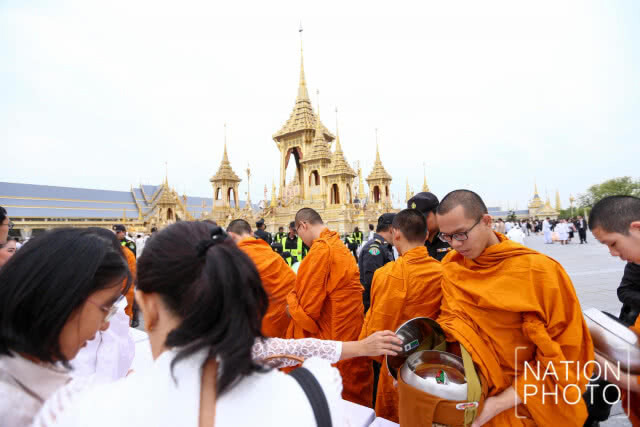 นายกฯ ทำพิธีทำบุญตักบาตร อุทิศถวายเป็นพระราชกุศลแด่รัชกาลที่ 9 บวงสรวงการรื้อถอนพระเมรุมาศ