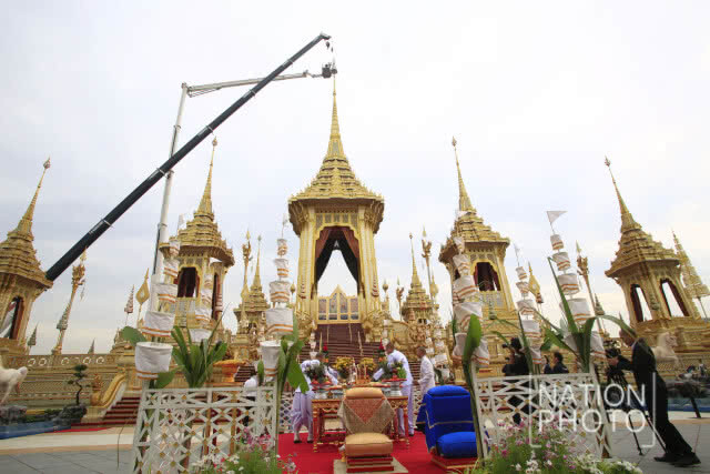 นายกฯ ทำพิธีทำบุญตักบาตร อุทิศถวายเป็นพระราชกุศลแด่รัชกาลที่ 9 บวงสรวงการรื้อถอนพระเมรุมาศ