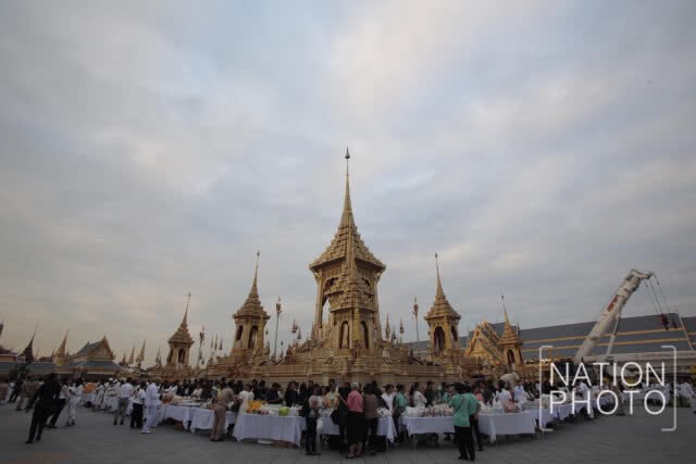 นายกฯ ทำพิธีทำบุญตักบาตร อุทิศถวายเป็นพระราชกุศลแด่รัชกาลที่ 9 บวงสรวงการรื้อถอนพระเมรุมาศ