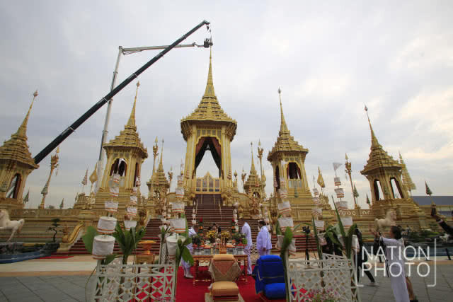 นายกฯ ทำพิธีทำบุญตักบาตร อุทิศถวายเป็นพระราชกุศลแด่รัชกาลที่ 9 บวงสรวงการรื้อถอนพระเมรุมาศ