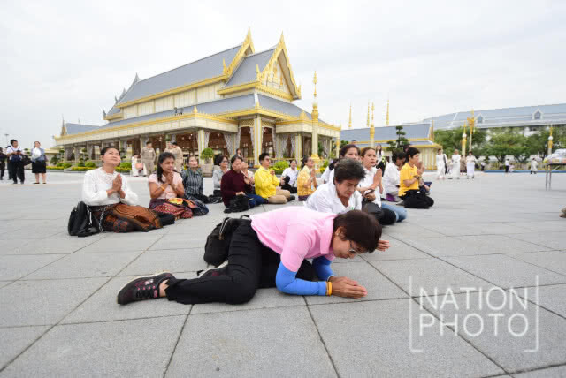 นายกฯ ทำพิธีทำบุญตักบาตร อุทิศถวายเป็นพระราชกุศลแด่รัชกาลที่ 9 บวงสรวงการรื้อถอนพระเมรุมาศ