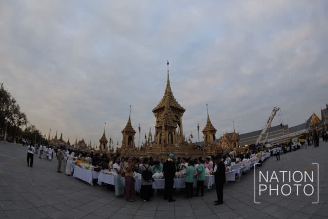 นายกฯ ทำพิธีทำบุญตักบาตร อุทิศถวายเป็นพระราชกุศลแด่รัชกาลที่ 9 บวงสรวงการรื้อถอนพระเมรุมาศ