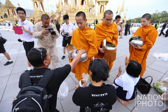 นายกฯ ทำพิธีทำบุญตักบาตร อุทิศถวายเป็นพระราชกุศลแด่รัชกาลที่ 9 บวงสรวงการรื้อถอนพระเมรุมาศ