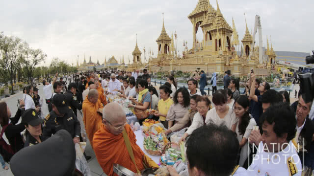 นายกฯ ทำพิธีทำบุญตักบาตร อุทิศถวายเป็นพระราชกุศลแด่รัชกาลที่ 9 บวงสรวงการรื้อถอนพระเมรุมาศ