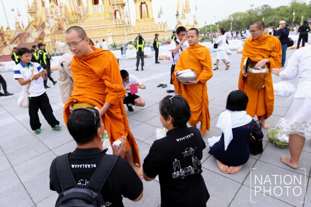 นายกฯ ทำพิธีทำบุญตักบาตร อุทิศถวายเป็นพระราชกุศลแด่รัชกาลที่ 9 บวงสรวงการรื้อถอนพระเมรุมาศ