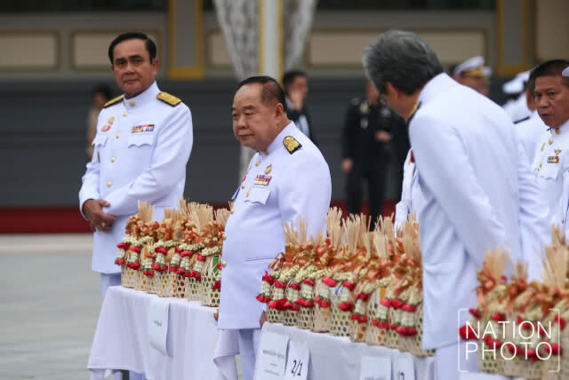 นายกฯ ทำพิธีทำบุญตักบาตร อุทิศถวายเป็นพระราชกุศลแด่รัชกาลที่ 9 บวงสรวงการรื้อถอนพระเมรุมาศ
