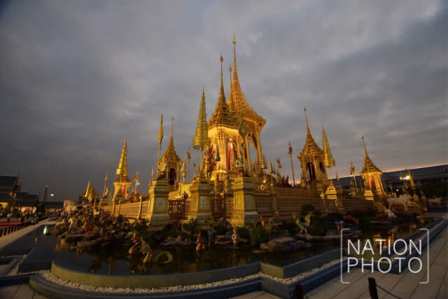 นายกฯ ทำพิธีทำบุญตักบาตร อุทิศถวายเป็นพระราชกุศลแด่รัชกาลที่ 9 บวงสรวงการรื้อถอนพระเมรุมาศ