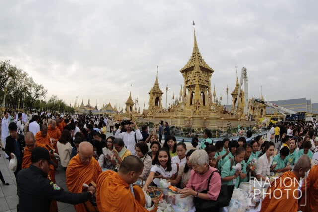 นายกฯ ทำพิธีทำบุญตักบาตร อุทิศถวายเป็นพระราชกุศลแด่รัชกาลที่ 9 บวงสรวงการรื้อถอนพระเมรุมาศ