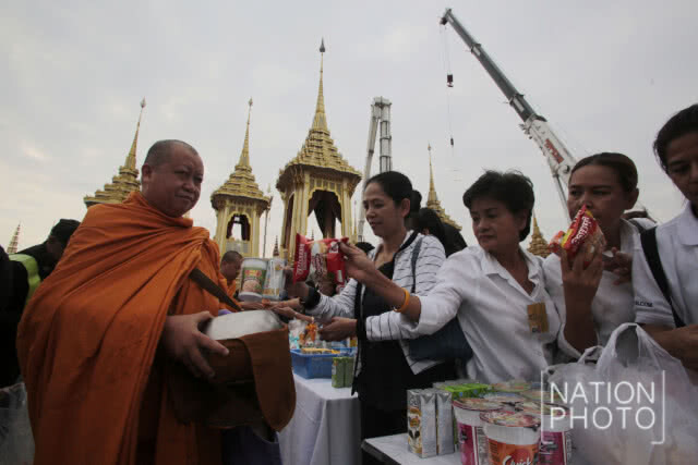 นายกฯ ทำพิธีทำบุญตักบาตร อุทิศถวายเป็นพระราชกุศลแด่รัชกาลที่ 9 บวงสรวงการรื้อถอนพระเมรุมาศ