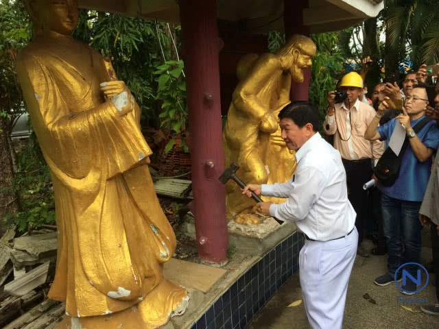 รื้อถอนสิ่งปลูกสร้าง17รายการวัดพระนางสร้าง จ.ภูเก็ต