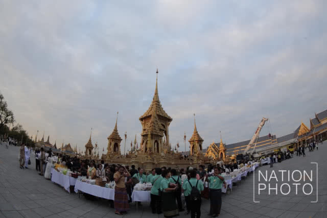 นายกฯ ทำพิธีทำบุญตักบาตร อุทิศถวายเป็นพระราชกุศลแด่รัชกาลที่ 9 บวงสรวงการรื้อถอนพระเมรุมาศ