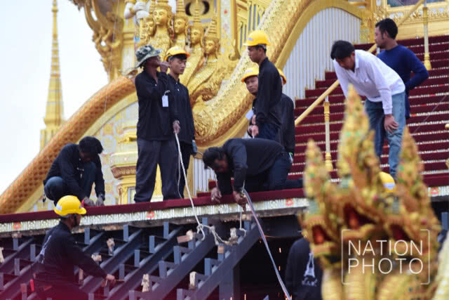 นายกฯ ทำพิธีทำบุญตักบาตร อุทิศถวายเป็นพระราชกุศลแด่รัชกาลที่ 9 บวงสรวงการรื้อถอนพระเมรุมาศ