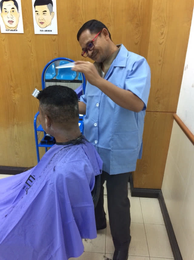 ธรรมศาลา บาร์เบอร์ 
ตำรวจตัดผมสั้น - แต่งกายให้ถูกระเบียบ