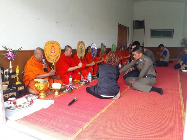 ธรรมศาลา บาร์เบอร์ 
ตำรวจตัดผมสั้น - แต่งกายให้ถูกระเบียบ