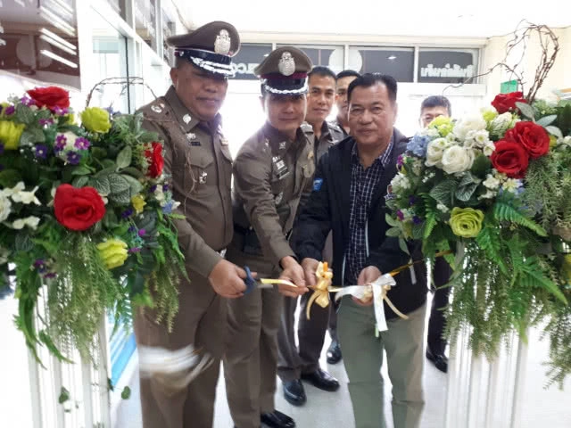 ธรรมศาลา บาร์เบอร์ 
ตำรวจตัดผมสั้น - แต่งกายให้ถูกระเบียบ