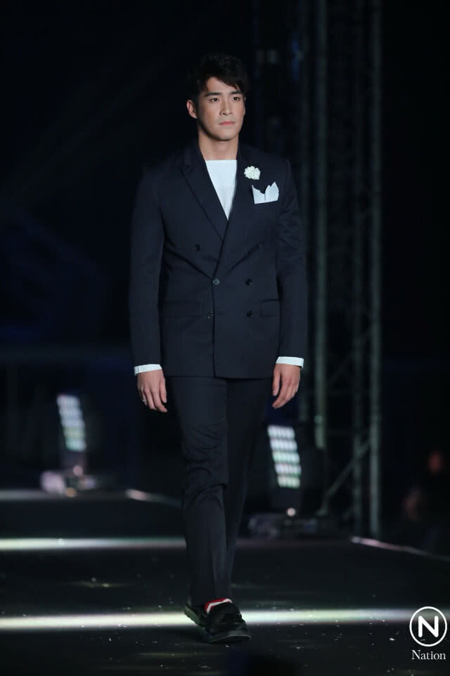 "ก้อง-กฤษฏิ์" จัดแฟชั่นโชว์ผมอลังการ คนดังตบเท้าเข้าร่วมงานเพียบ!