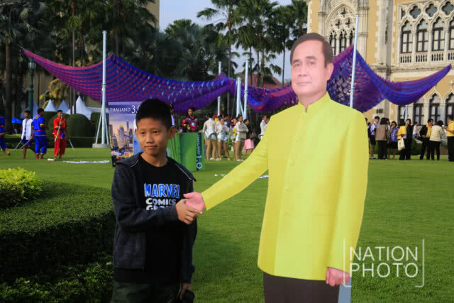 วันเด็กที่ทำเนียบคึกคัก เด็กเตรียมสัมผัสเก้าอี้นายกฯ
