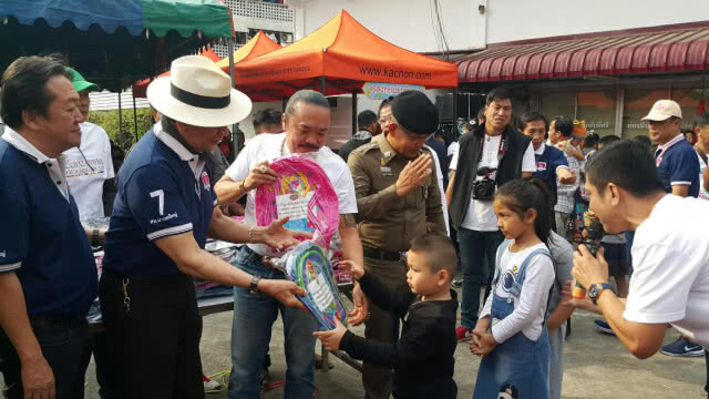 ผกก.บางกอกใหญ่ จับมือภาคเอกชนจัดงานวันเด็ก