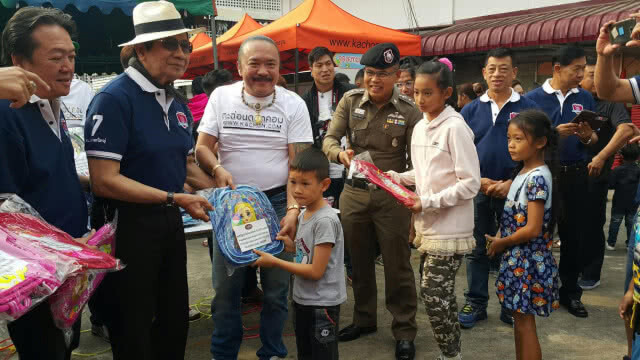 ผกก.บางกอกใหญ่ จับมือภาคเอกชนจัดงานวันเด็ก