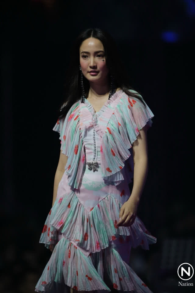 "ก้อง-กฤษฏิ์" จัดแฟชั่นโชว์ผมอลังการ คนดังตบเท้าเข้าร่วมงานเพียบ!