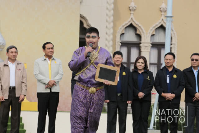 วันเด็กที่ทำเนียบคึกคัก เด็กเตรียมสัมผัสเก้าอี้นายกฯ