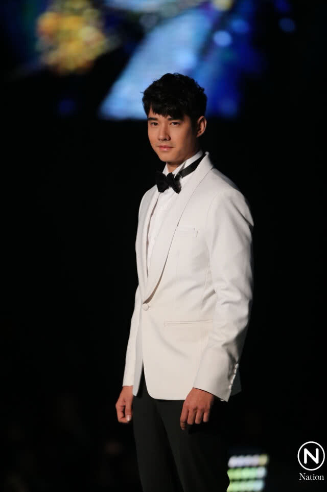 "ก้อง-กฤษฏิ์" จัดแฟชั่นโชว์ผมอลังการ คนดังตบเท้าเข้าร่วมงานเพียบ!
